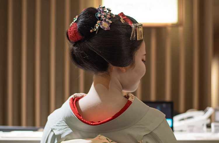 【10月31日限定】舞妓さんと過ごす秋の特別ディナー ～京都の夜、心に残るひととき～